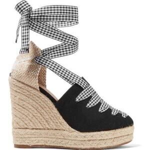 Elegant Black Sandals with Sleek Design